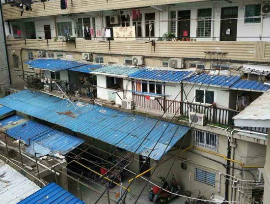 图说：公用阳台上的违建“灶披间”。宏新