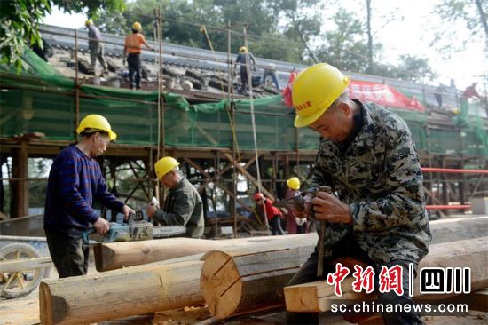 在相如故城保护与开发工程项目现场，工人们正在紧张施工作业。周亮